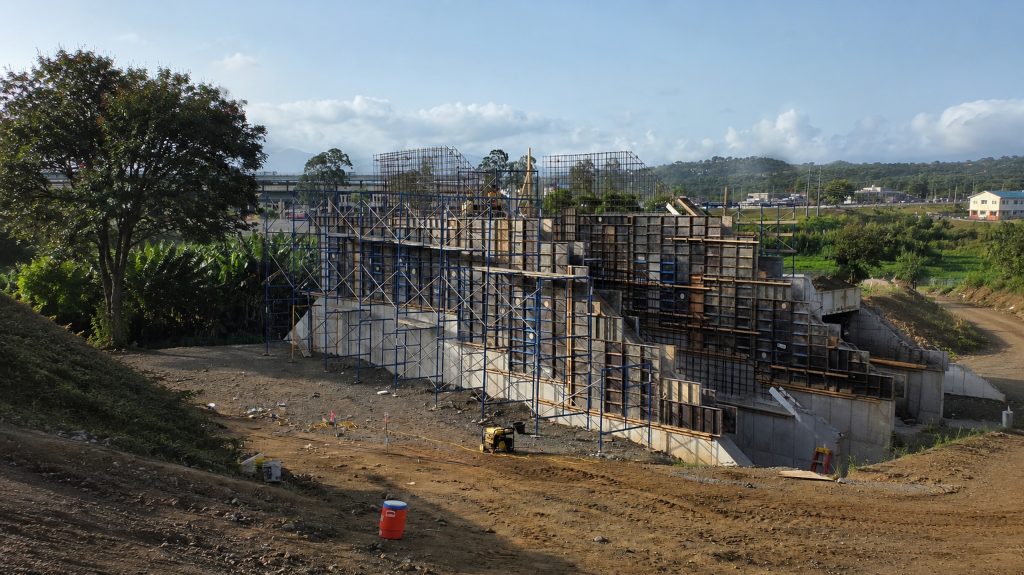 construction_site_and_surrounding_landscape_2560x1437