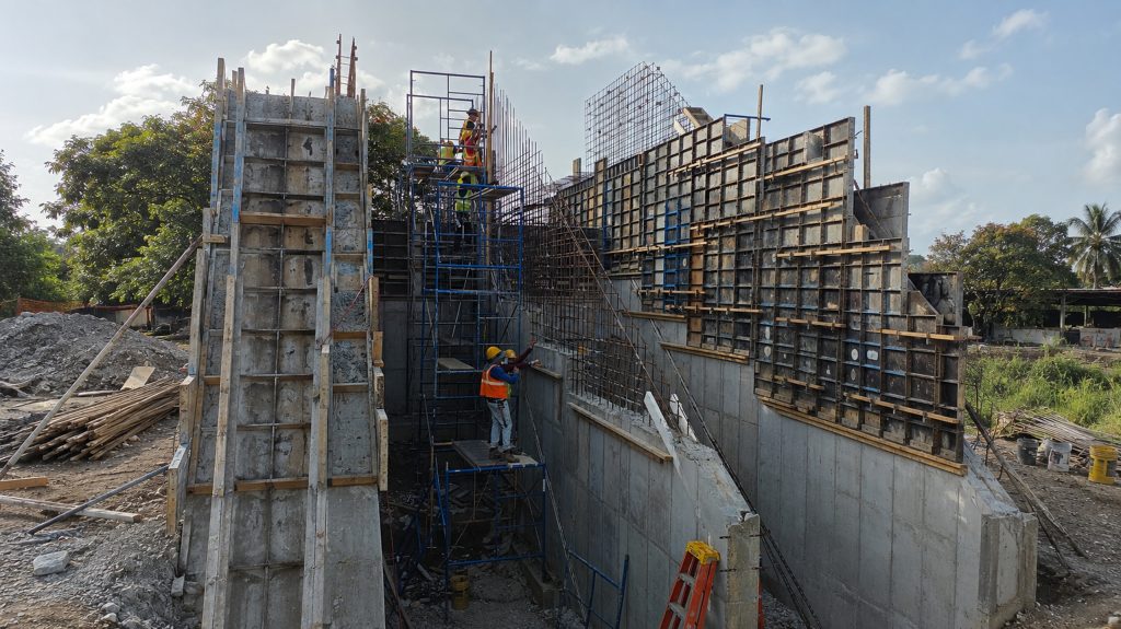 construction_site_with_excavation_and_scaffolding_2560x1437